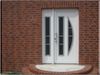 Haustür mit kunstvoll geformten Fenstern